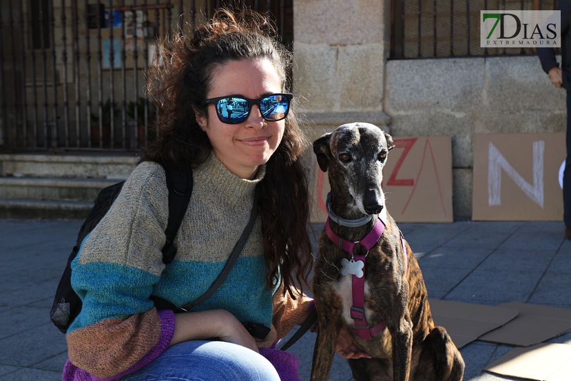 Manifestación contra la caza en Cáceres: &quot;Ni galgos ni podencos son vuestros instrumentos&quot;