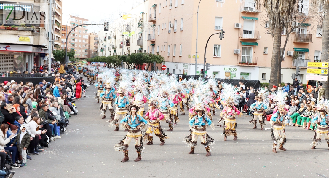 Miles de personas participan en el Gran Desfile del Carnaval de Badajoz