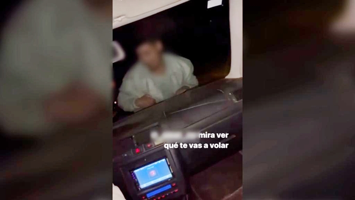 Conduce de forma temeraria con una persona encima del capó por una carretera extremeña
