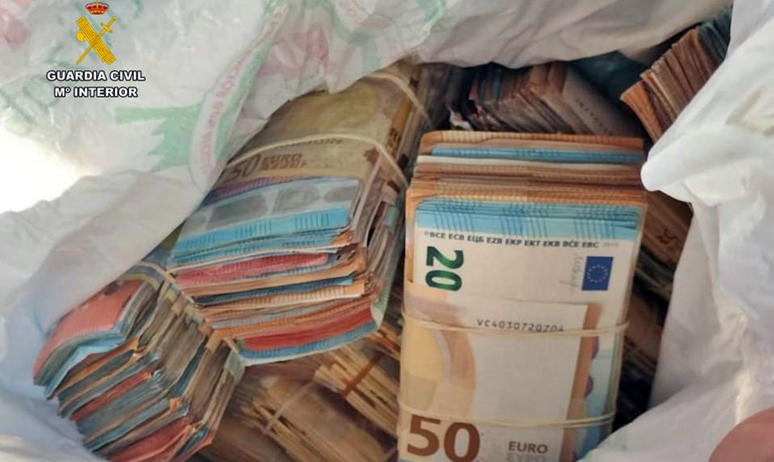 Intervienen más de 350.000 euros en un vehículo que circulaba por la A-66