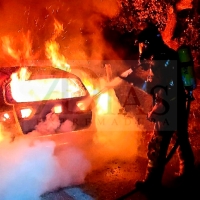 Arde un vehículo en plena calle en la urbanización Tres Arroyos de Badajoz