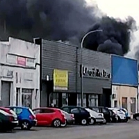 Arde al completo el interior de una nave en Navalmoral de la Mata