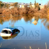 Aparece un coche en el río Guadiana en Badajoz