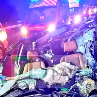 Un conductor atrapado tras impactar contra un tráiler en Caia