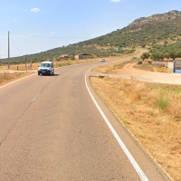 En estado crítico tras estrellarse con una moto en la EX-104