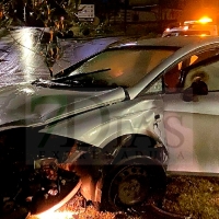 Aparece un coche empotrado y sin ocupantes en una rotonda de Badajoz