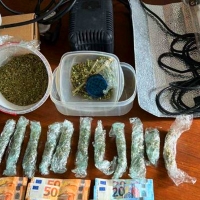 Los delata tras amenazarle y desmantelan un punto de venta de droga en Mérida