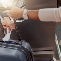 Los pasajeros dejarán de sacar líquidos y portátiles en los controles de aeropuertos