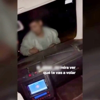Conduce de forma temeraria con una persona encima del capó por una carretera extremeña