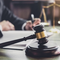 Absuelta en Extremadura una mujer acusada de estafar 345.000 € a un anciano