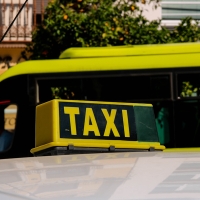 Atracan a un taxista con un gran cuchillo y lo intentan asfixiar en Badajoz