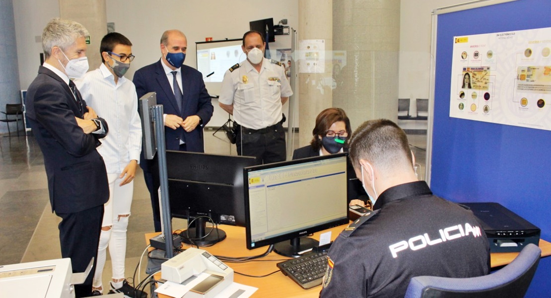 Reclaman al Ministerio del Interior que solvente el colapso en la expedición del DNI y pasaporte