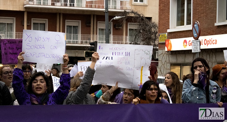 1200 personas se manifiestan en Badajoz este 8M