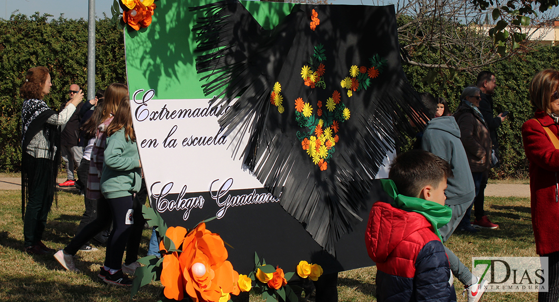 Niños y mayores disfrutan de las actividades por el Día de Extremadura en la Escuela