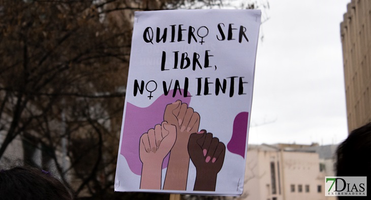 1200 personas se manifiestan en Badajoz este 8M