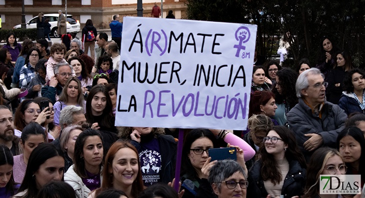 1200 personas se manifiestan en Badajoz este 8M