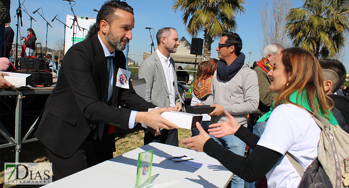 Niños y mayores disfrutan de las actividades por el Día de Extremadura en la Escuela