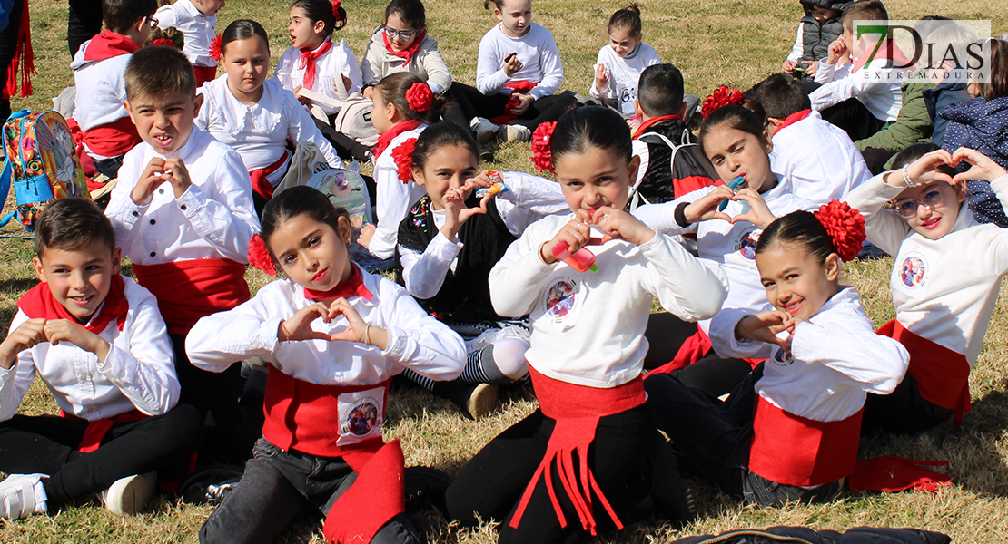 Niños y mayores disfrutan de las actividades por el Día de Extremadura en la Escuela