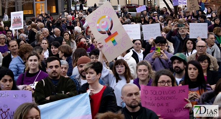 1200 personas se manifiestan en Badajoz este 8M