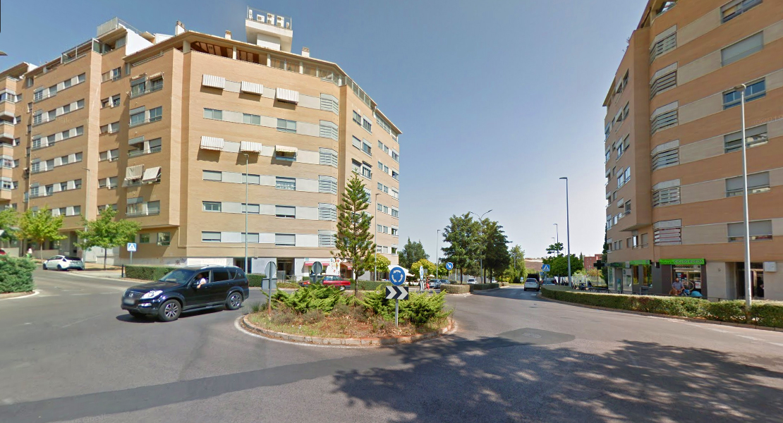 La demolición de un edificio y una tapa hundida obligan a cortar dos calles de Cáceres