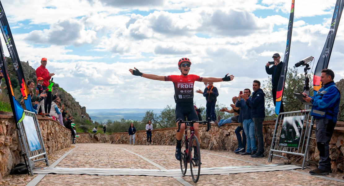 Alejandro Luna gana una etapa de pendientes imposibles en La Vuelta a Extremadura