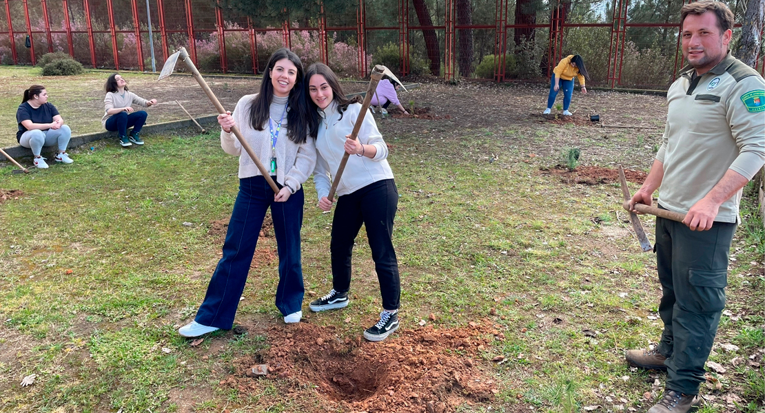 Enseñando a los jóvenes extremeños a reforestar