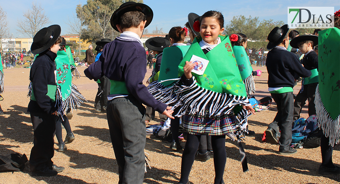 Niños y mayores disfrutan de las actividades por el Día de Extremadura en la Escuela