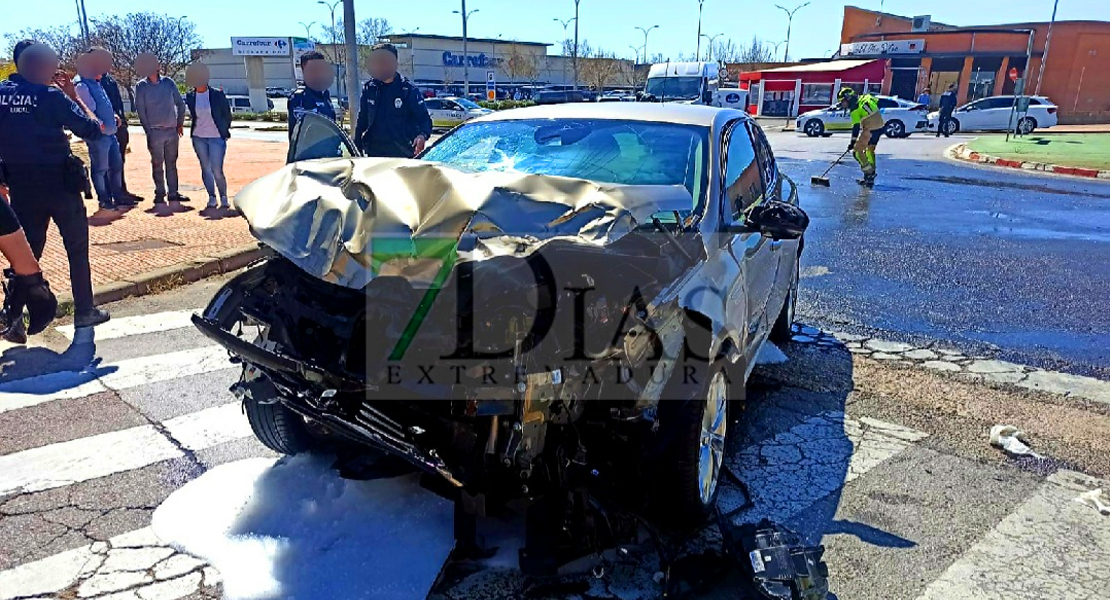 Un fallecido tras una colisión entre un coche y un camión en Almendralejo