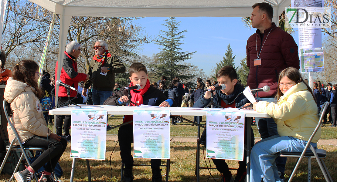 Niños y mayores disfrutan de las actividades por el Día de Extremadura en la Escuela