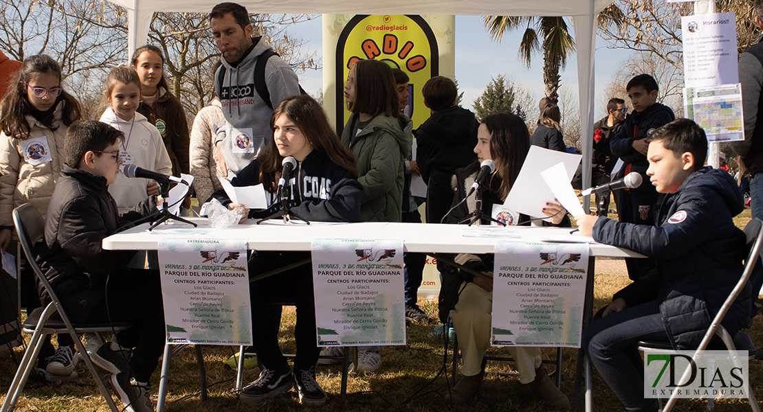 Niños y mayores disfrutan de las actividades por el Día de Extremadura en la Escuela