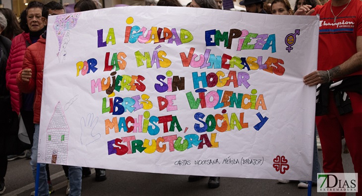 1200 personas se manifiestan en Badajoz este 8M