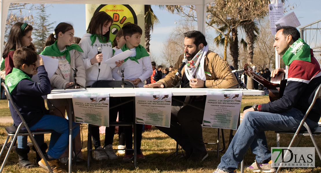 Niños y mayores disfrutan de las actividades por el Día de Extremadura en la Escuela