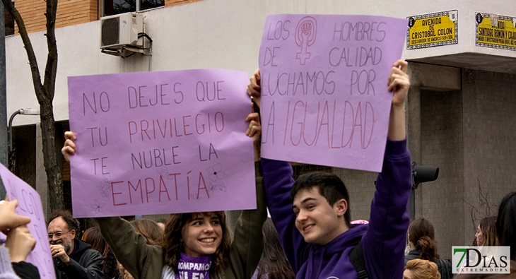 1200 personas se manifiestan en Badajoz este 8M