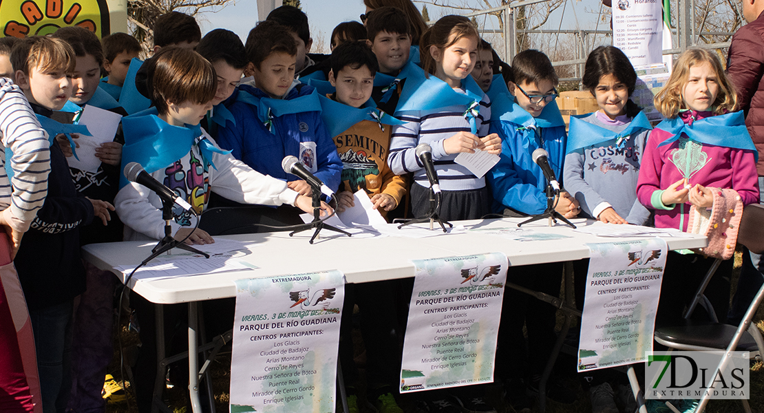 Niños y mayores disfrutan de las actividades por el Día de Extremadura en la Escuela