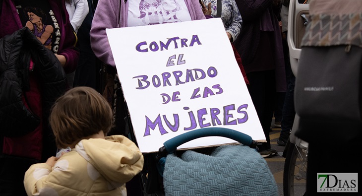 1200 personas se manifiestan en Badajoz este 8M
