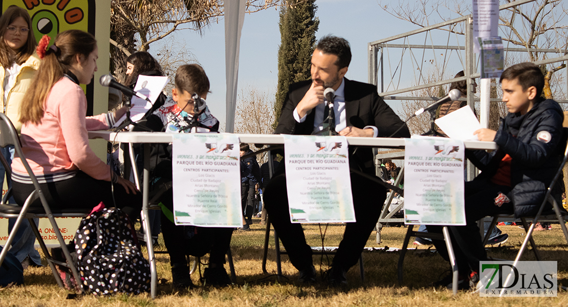 Niños y mayores disfrutan de las actividades por el Día de Extremadura en la Escuela