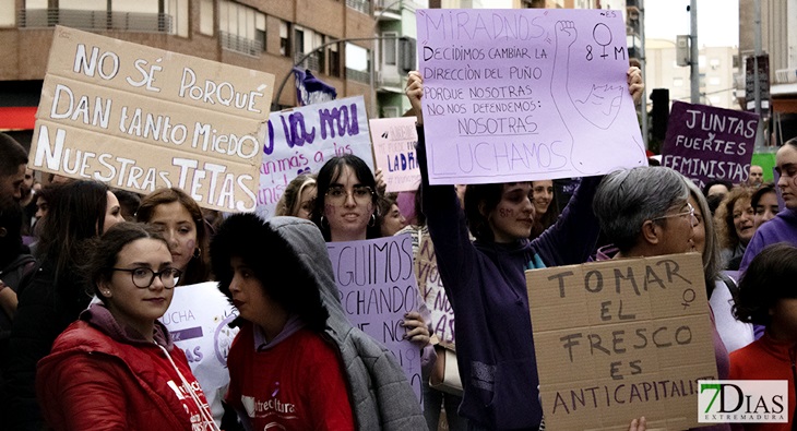 1200 personas se manifiestan en Badajoz este 8M