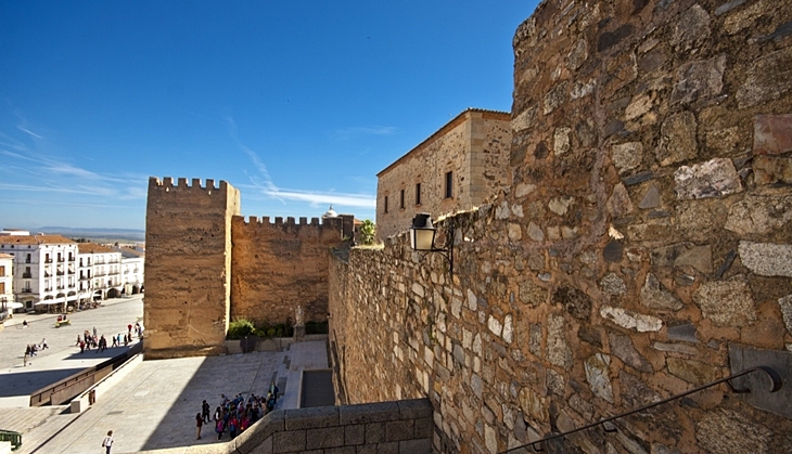 Restringen el paso de vehículos a la zona de intramuros en Cáceres