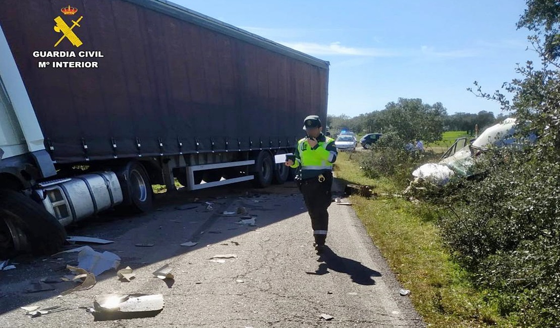 Cinco heridos en una colisión en el límite provincial entre Badajoz y Cáceres