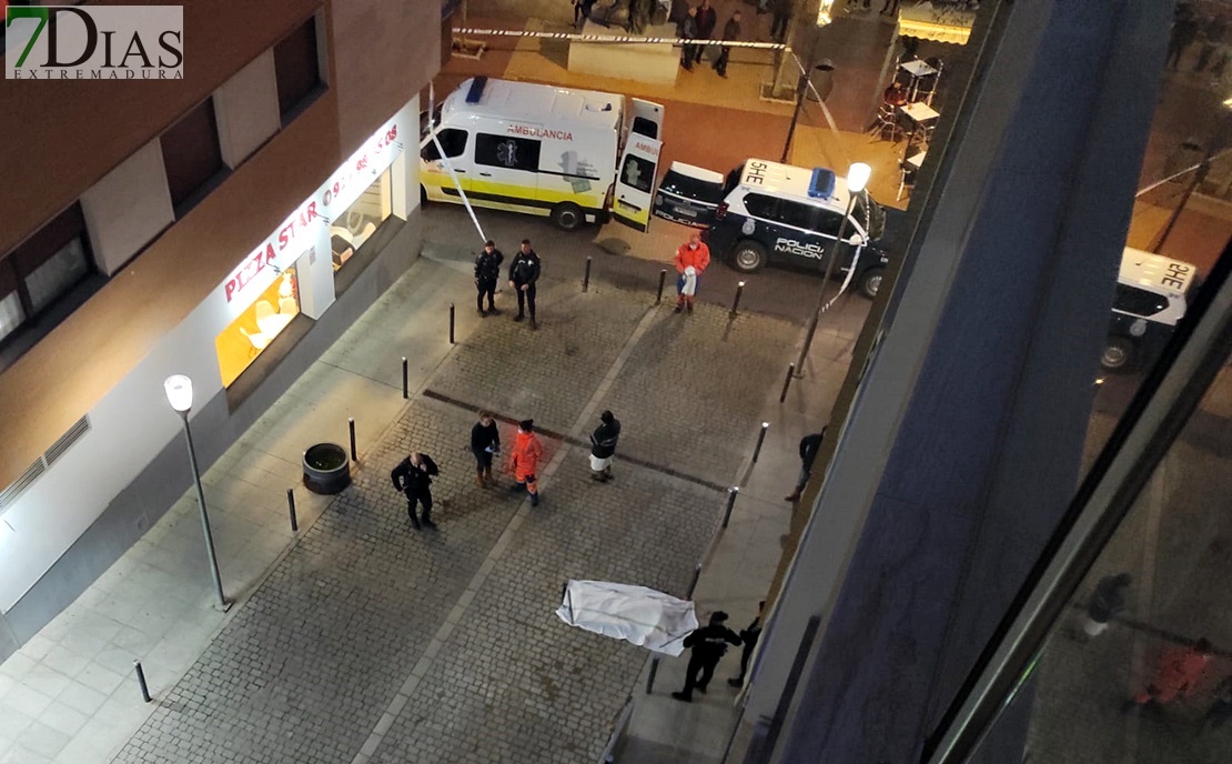 Una mujer fallece al precipitarse desde un piso en Almendralejo Una mujer fallece al precipitarse desde un piso en Almendralejo