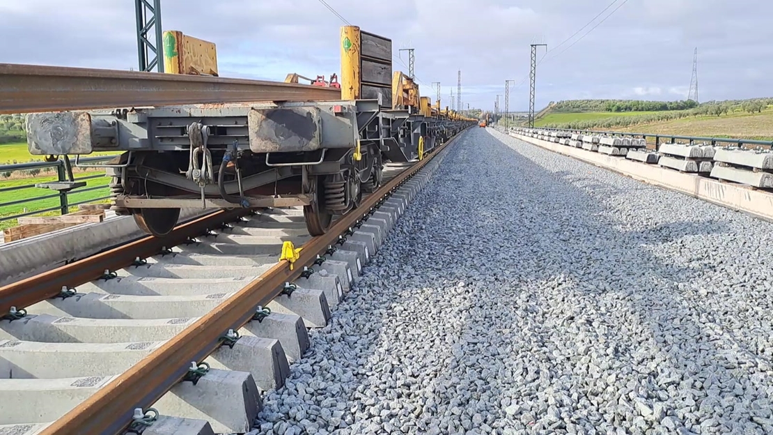 Adif AV inicia el montaje de vía en el baipás de Mérida