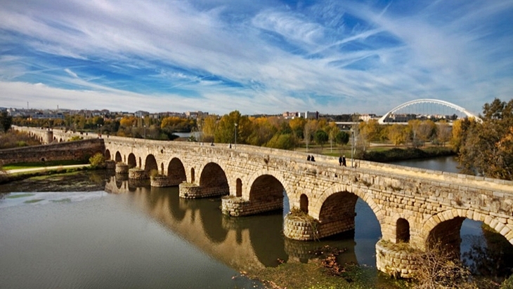Salvan la vida de una mujer que había caído desde el Puente Romano