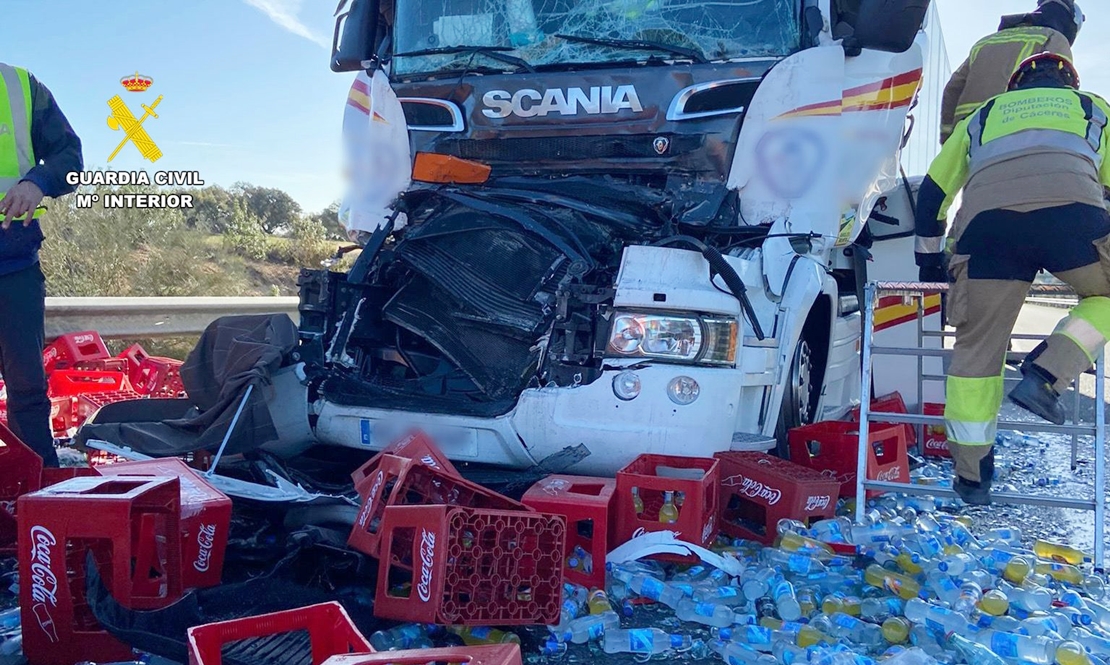 Accidente mortal en una colisión entre dos camiones en la EX – A1 Accidente mortal en una colisión entre dos camiones en la EX – A1