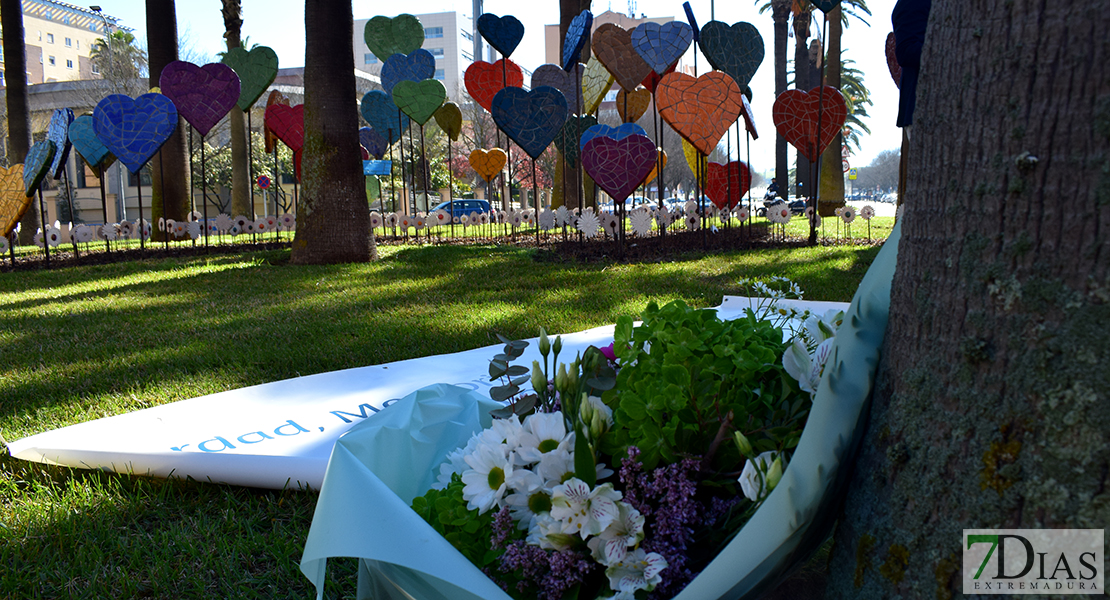 Badajoz recuerda a las víctimas del terrorismo en la rotonda de los Corazones