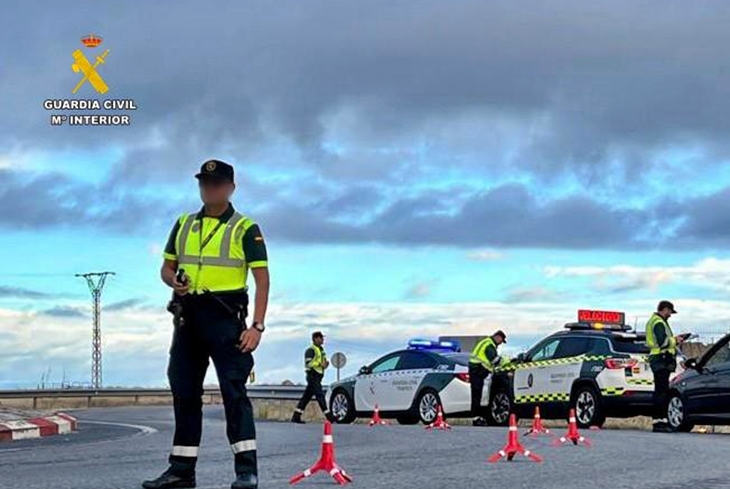Detienen a un joven de 18 años drogado y circulando a 205 km/h en la A-5