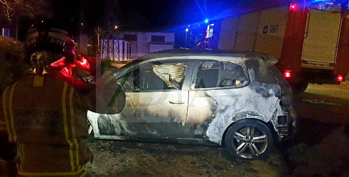 Los Bomberos extinguen un incendio en vehículo (Badajoz)