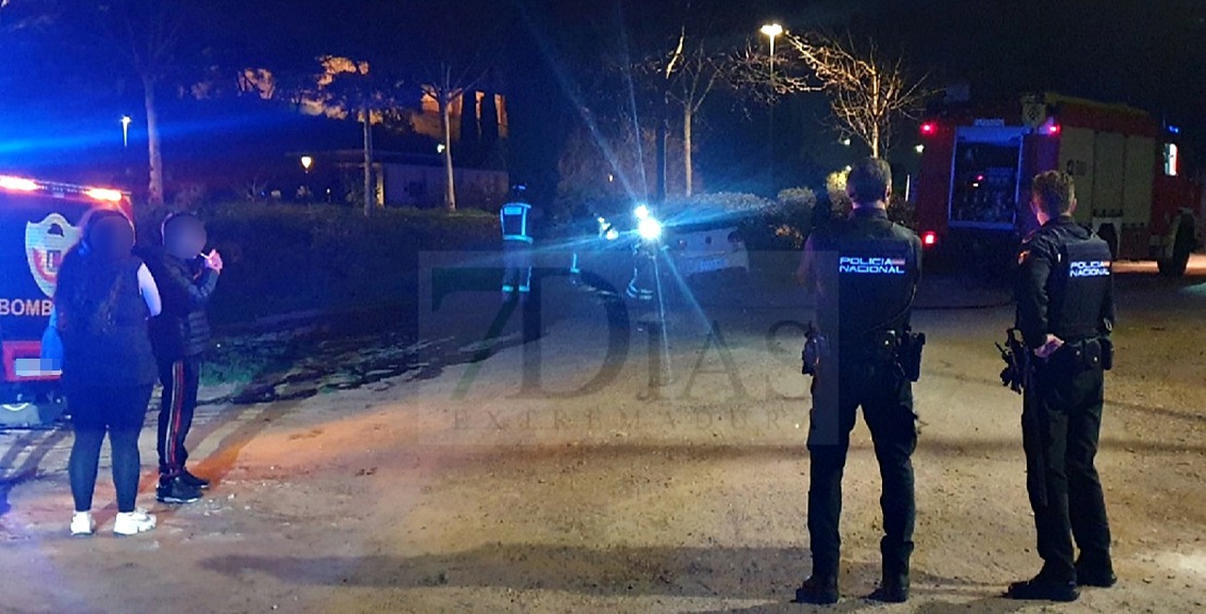 Los Bomberos extinguen un incendio en vehículo (Badajoz)