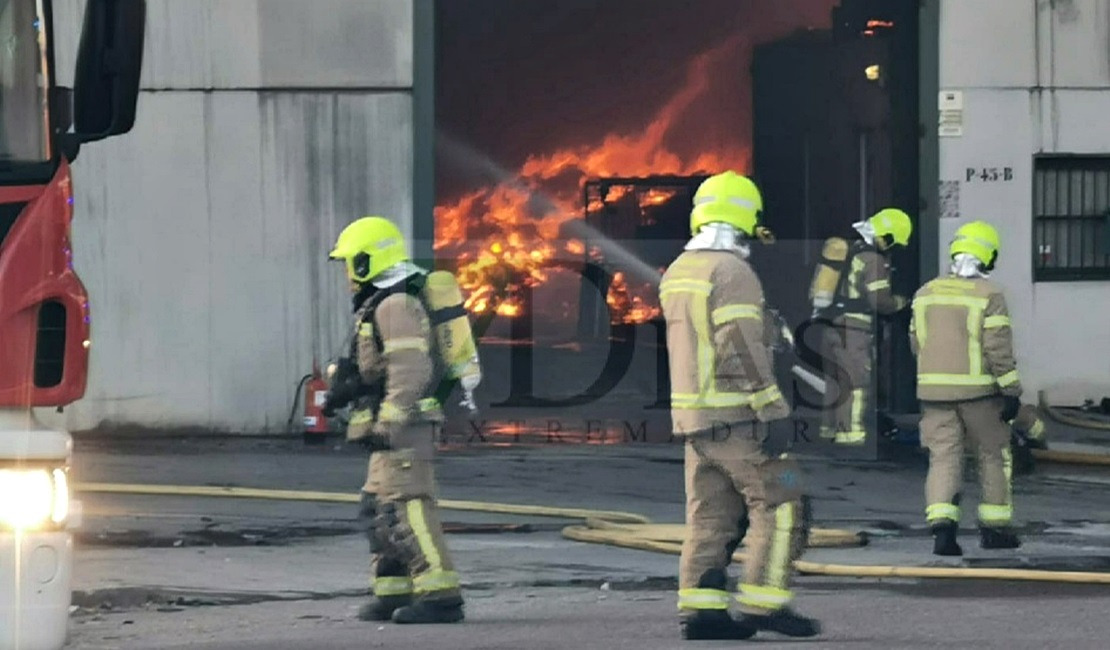 Arde una planta de residuos en Plasencia