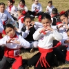 Niños y mayores disfrutan de las actividades por el Día de Extremadura en la Escuela