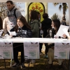 Niños y mayores disfrutan de las actividades por el Día de Extremadura en la Escuela